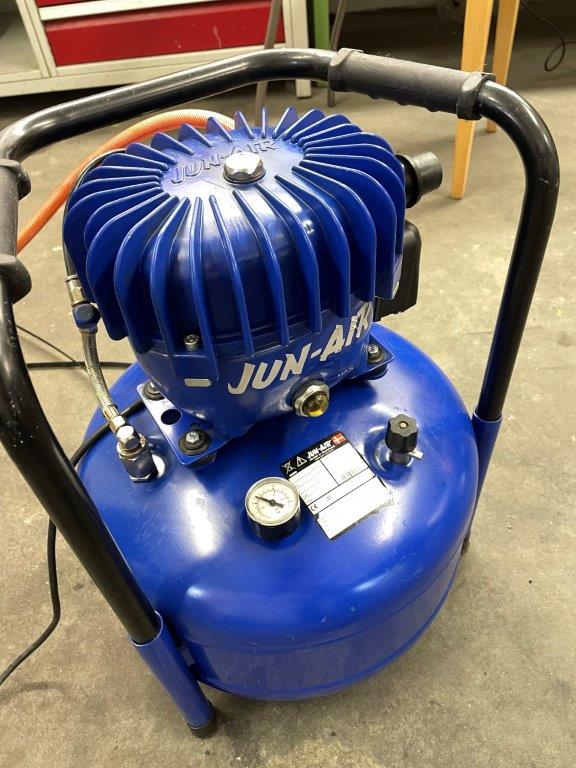 flüsterleiser Kompressor JUN-AIR 4-25 Motor ölgeschmiert mit Druckminderer  JUNAIR – 3p Vertriebsgesellschaft mbH