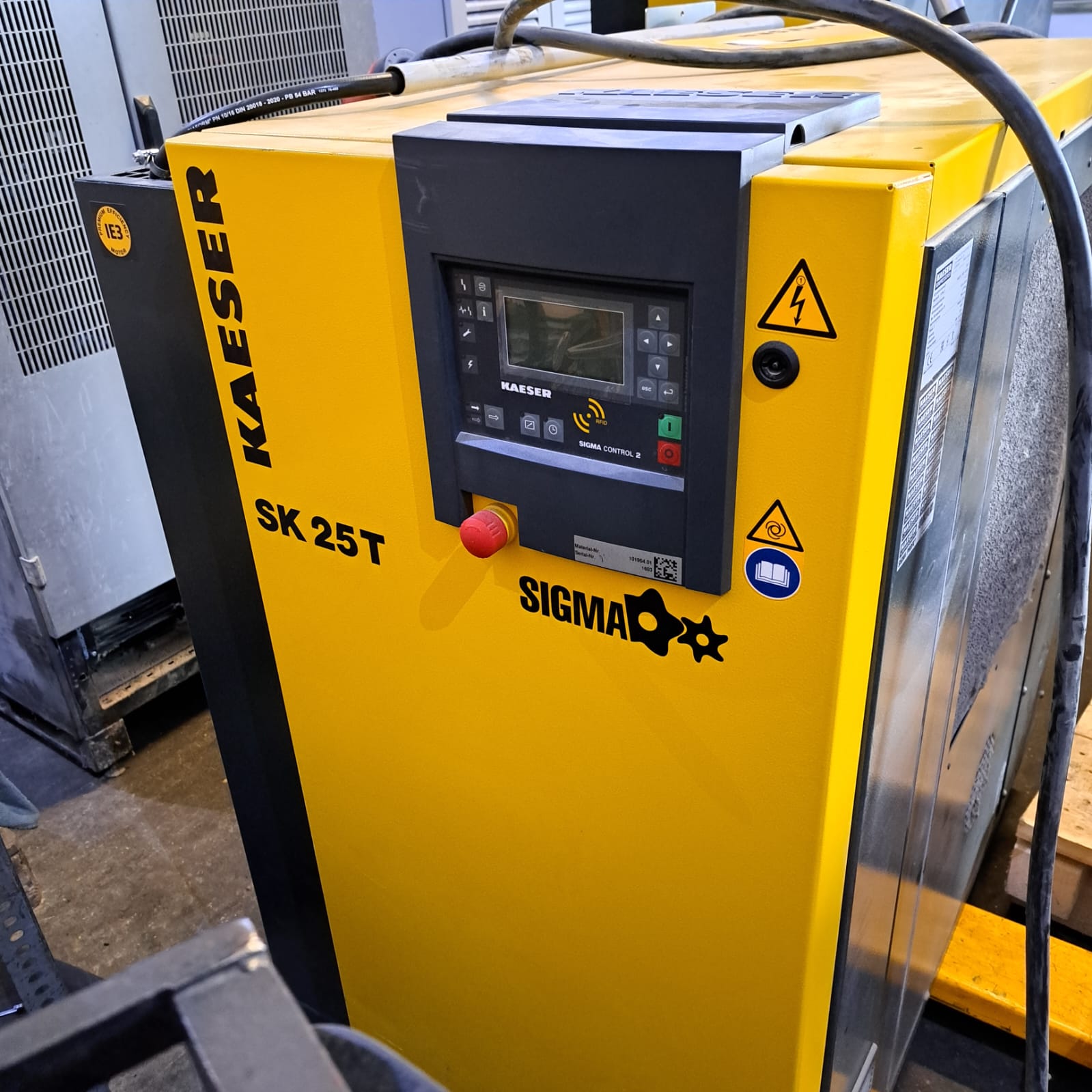 KAESER Schraubenkompressor mit Riemenantrieb und Kältetrockner Modell Kaeser SK 25-11 T mit Option K1_T2-C48