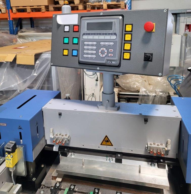 Bograma BSM 450 Multi Servo inline Hubstanzmaschine und Bograma SAB 550 Schuppenbandauslage