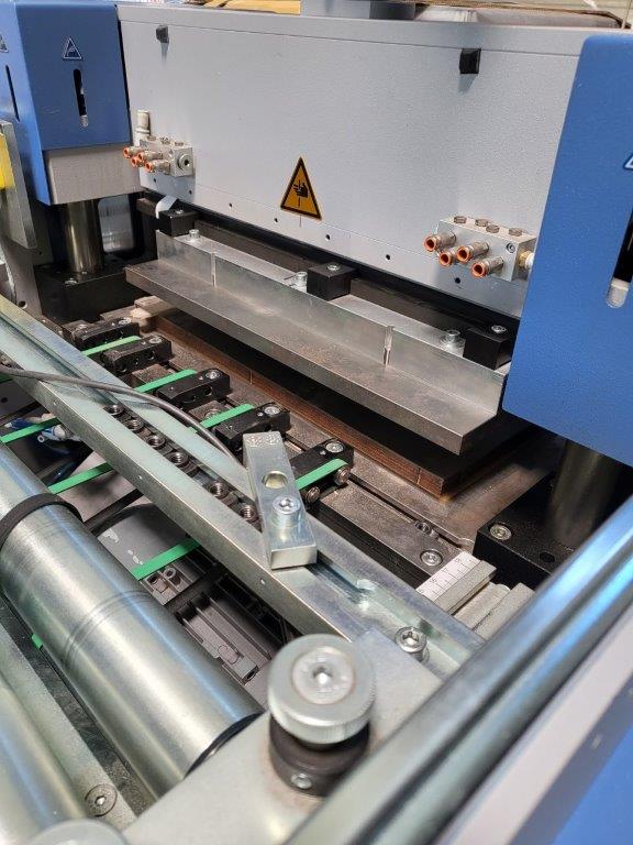 Bograma BSM 450 Multi Servo inline Hubstanzmaschine und Bograma SAB 550 Schuppenbandauslage – Bild 5