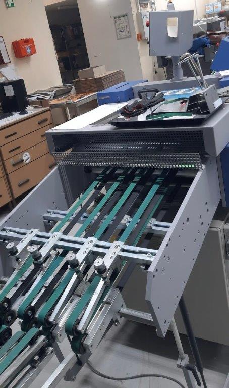 Bograma BSM 450 Multi Servo inline Hubstanzmaschine und Bograma SAB 550 Schuppenbandauslage – Bild 10