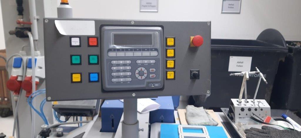 Bograma BSM 450 Multi Servo inline Hubstanzmaschine und Bograma SAB 550 Schuppenbandauslage – Bild 11